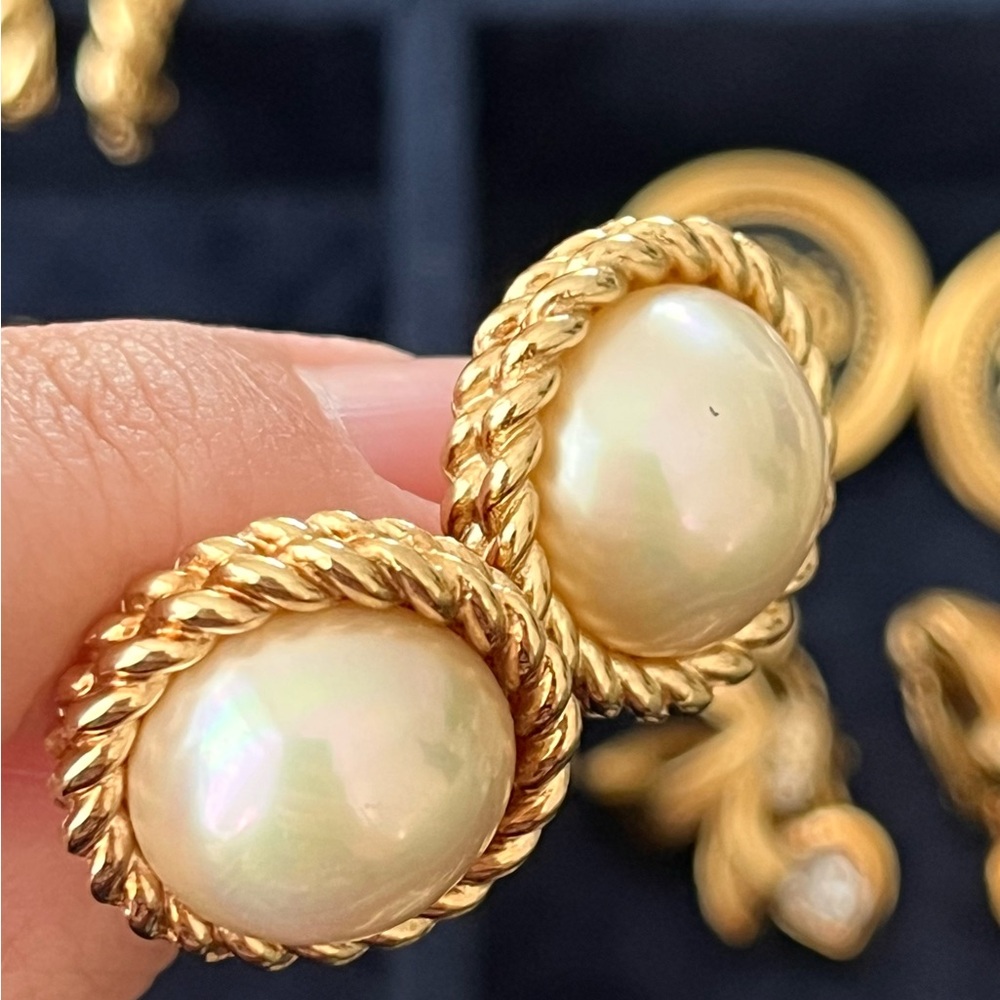 Authentic Vintage Dior Classic Round Pearl Braided Gold Edge Clip-On Earrings - Picture 6 of 8
